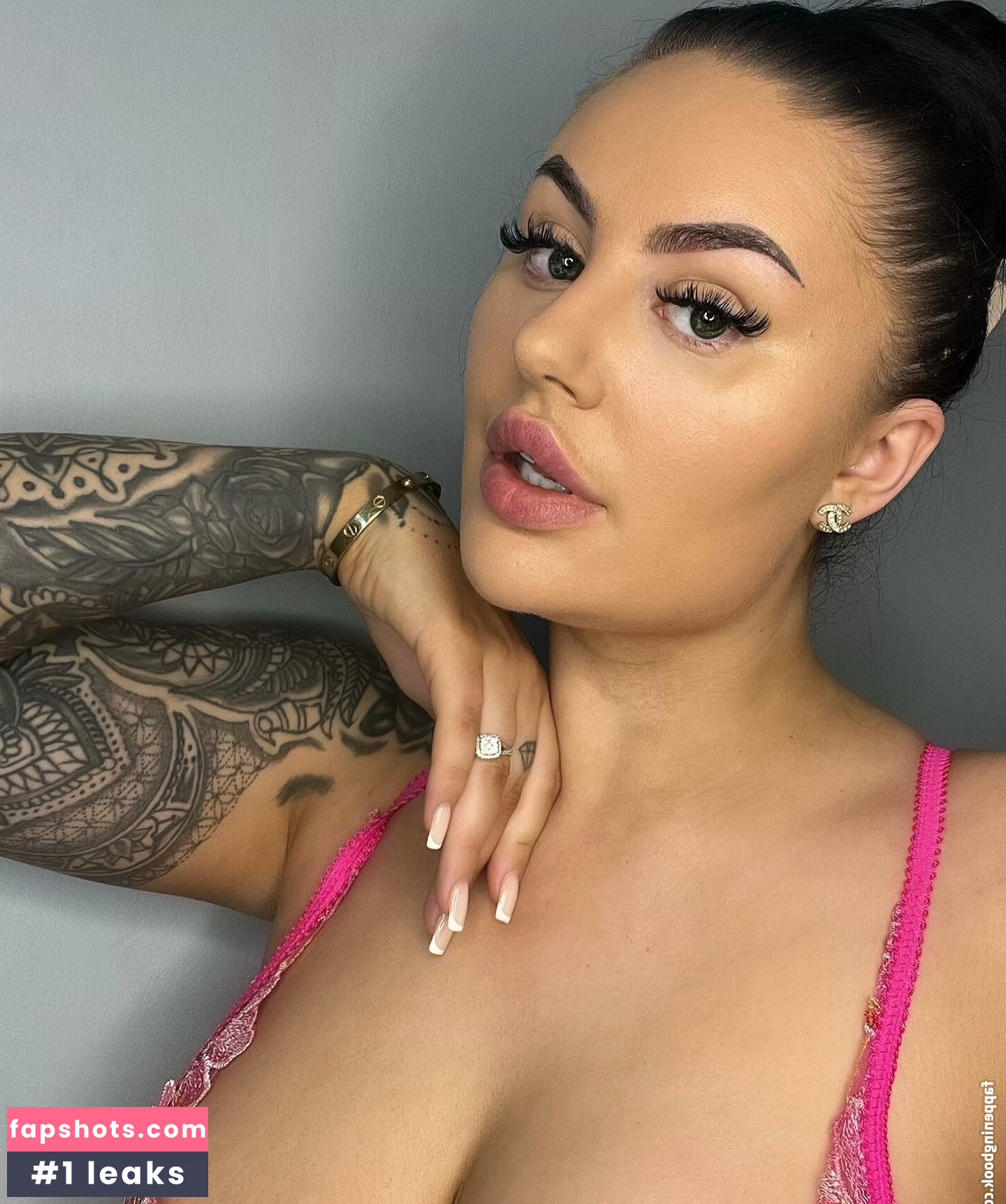 Beckie Holloway nude babe gallery