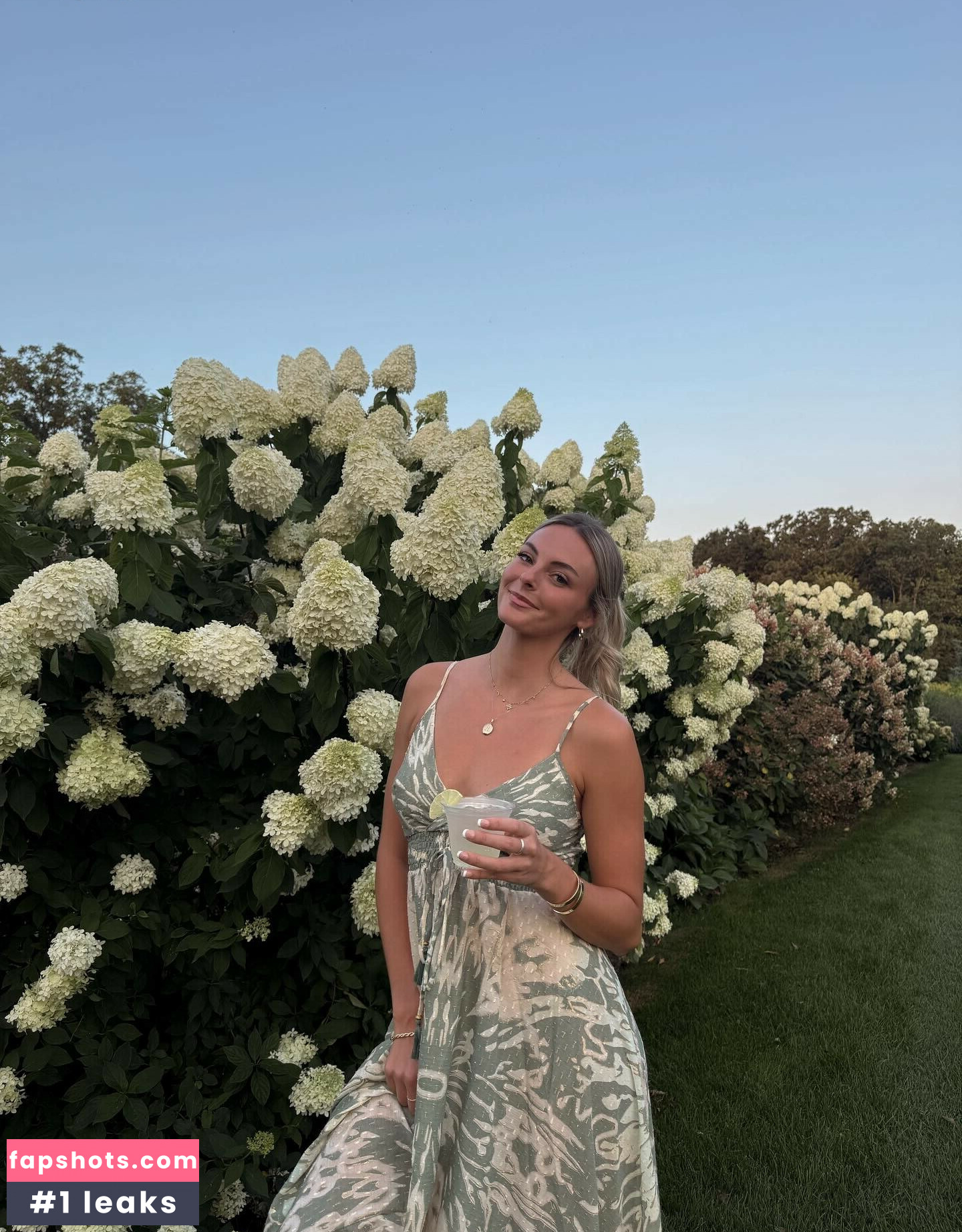 Beez ASMR gallery photo #2