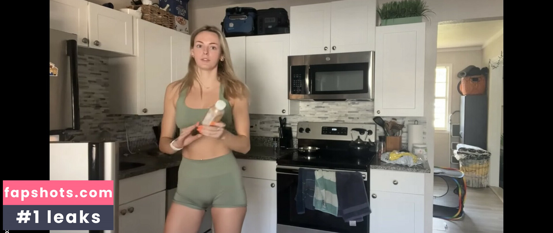 Beez ASMR gallery photo #14