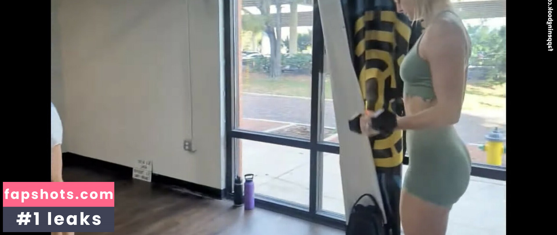 Beez ASMR gallery photo #15