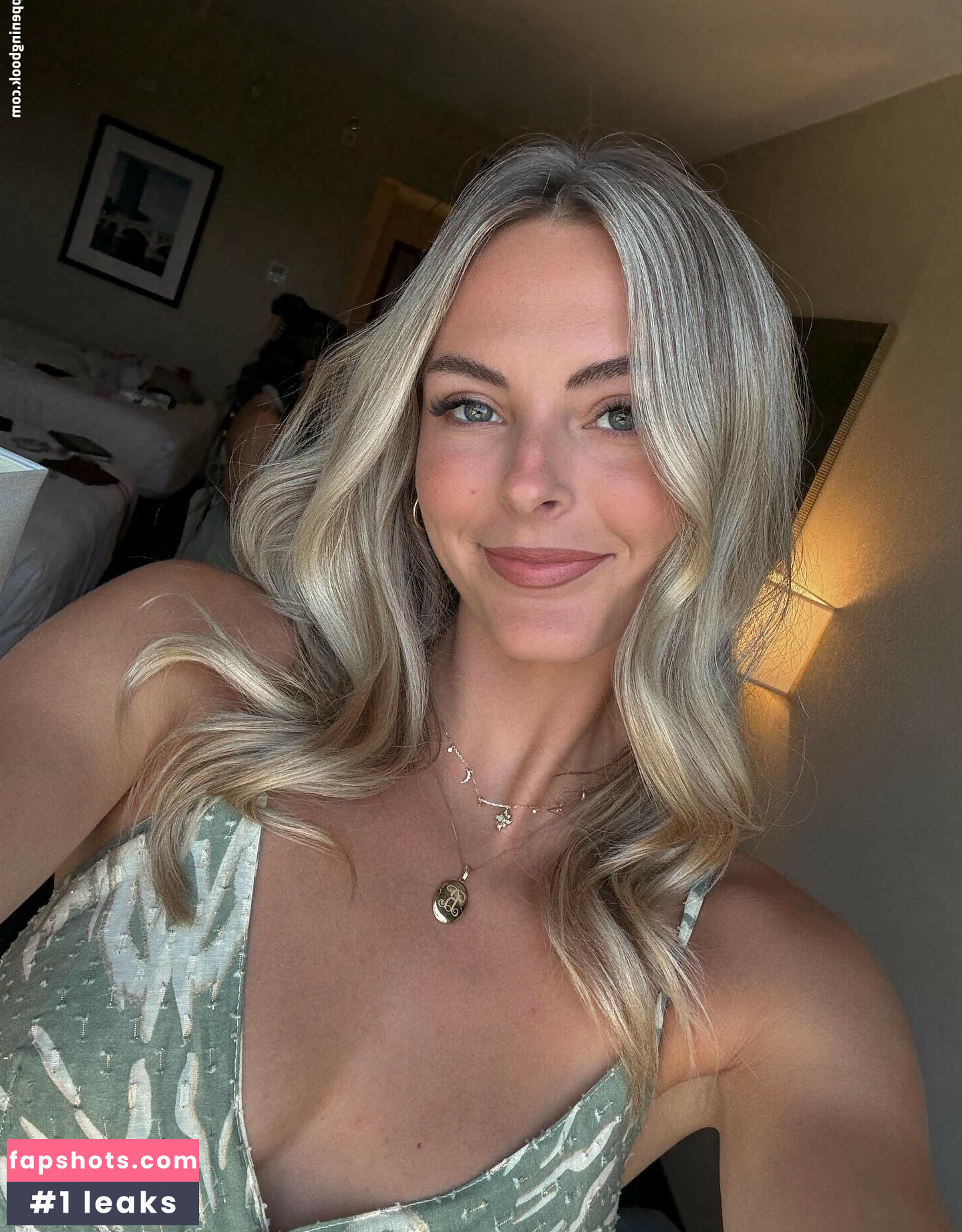 Beez ASMR gallery photo #3