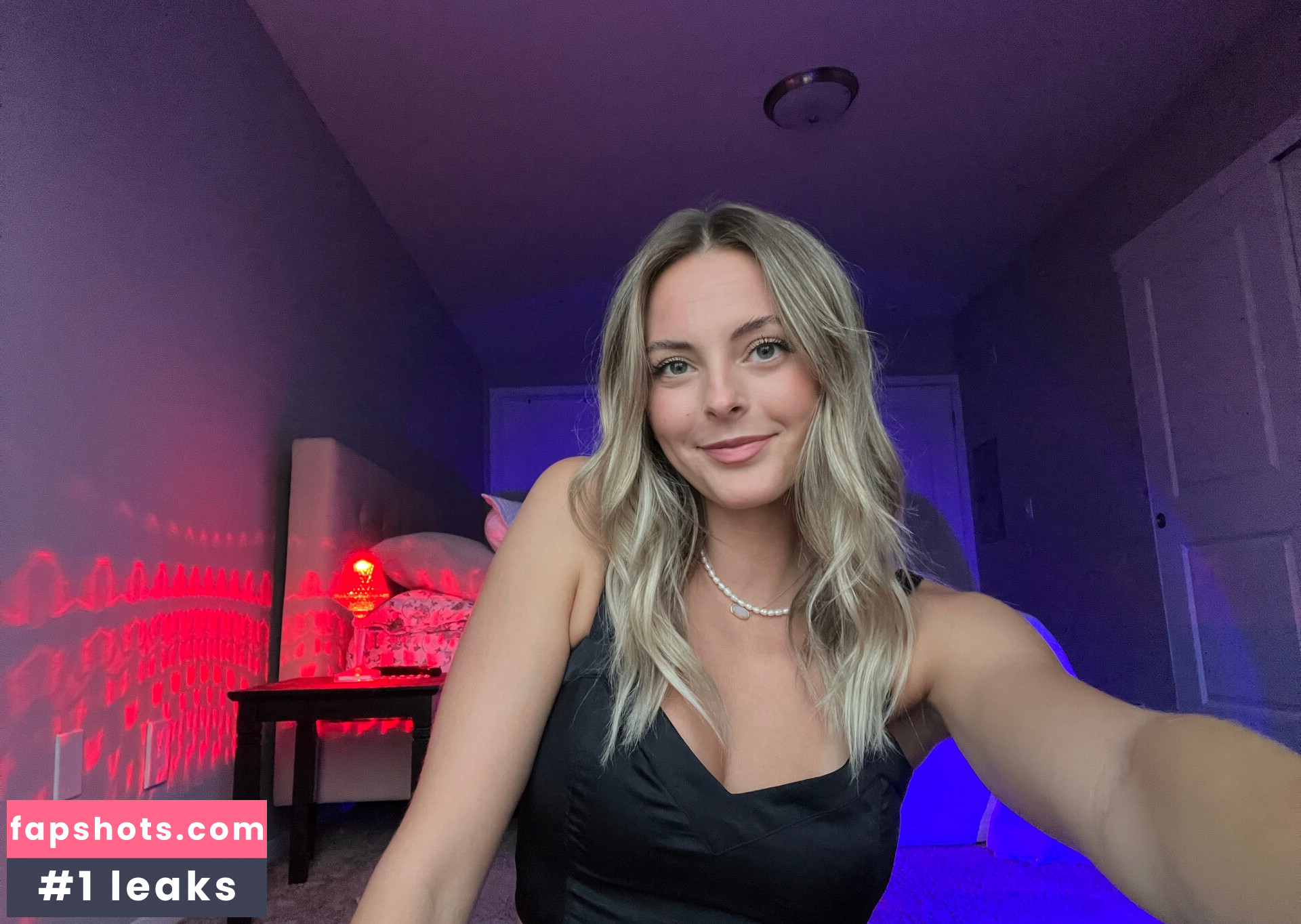 Beez ASMR gallery photo #25