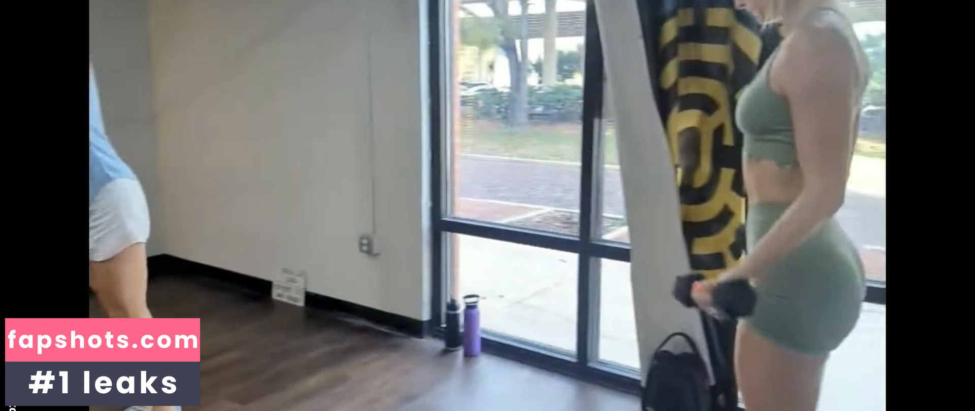 Beez ASMR gallery photo #9