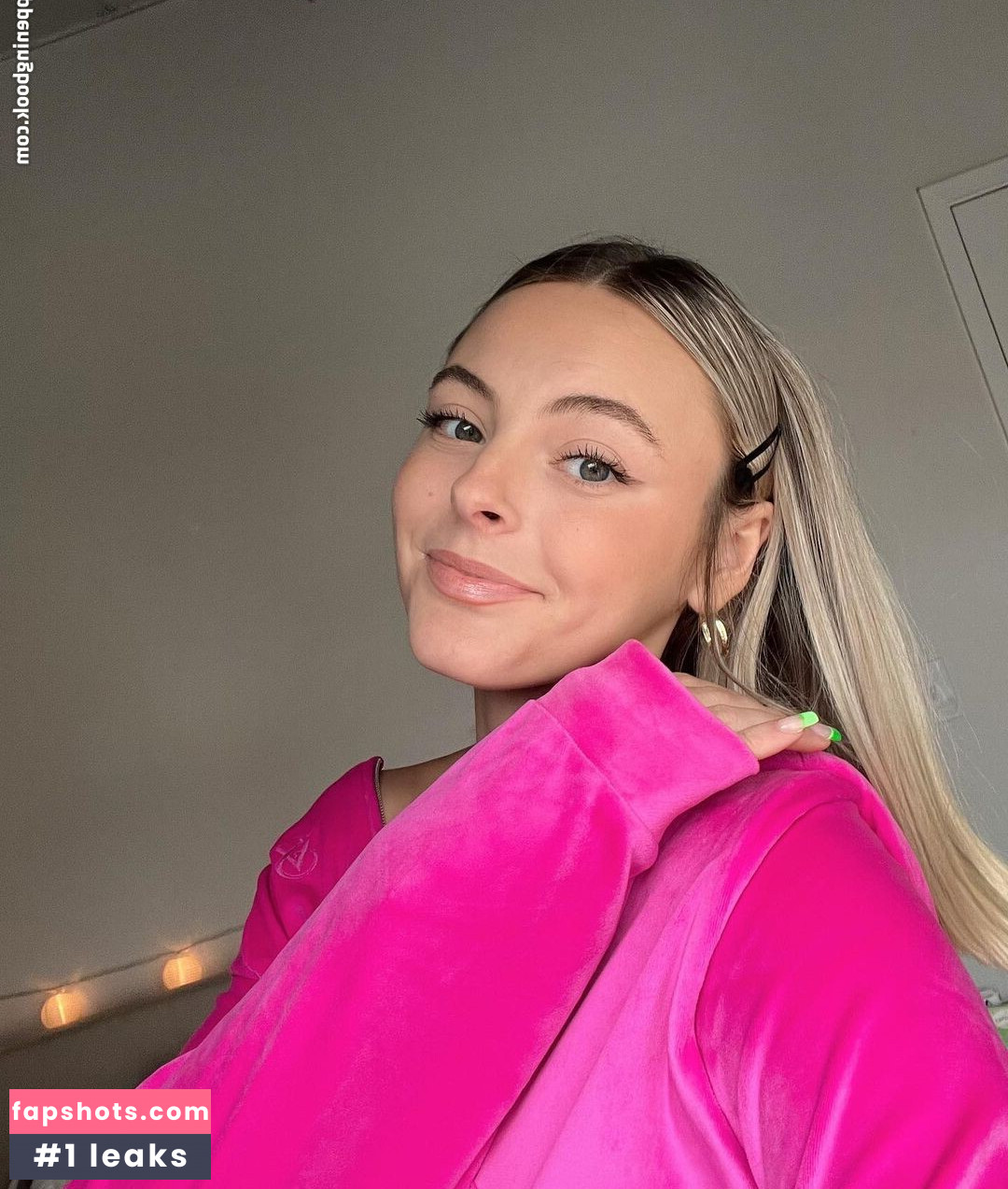 Beez ASMR nude babe gallery