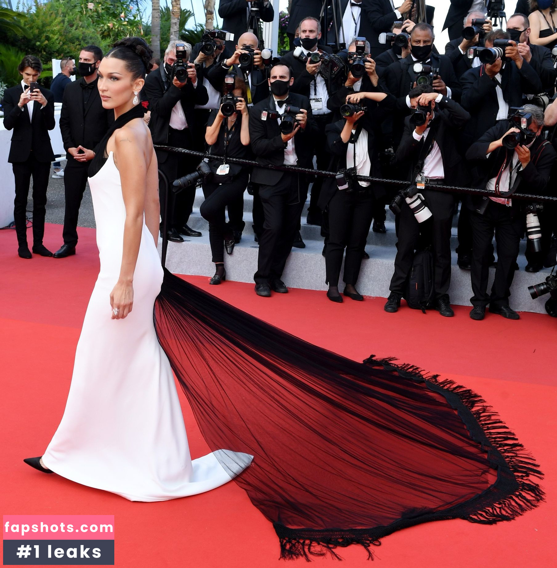 Bella Hadid gallery photo #940