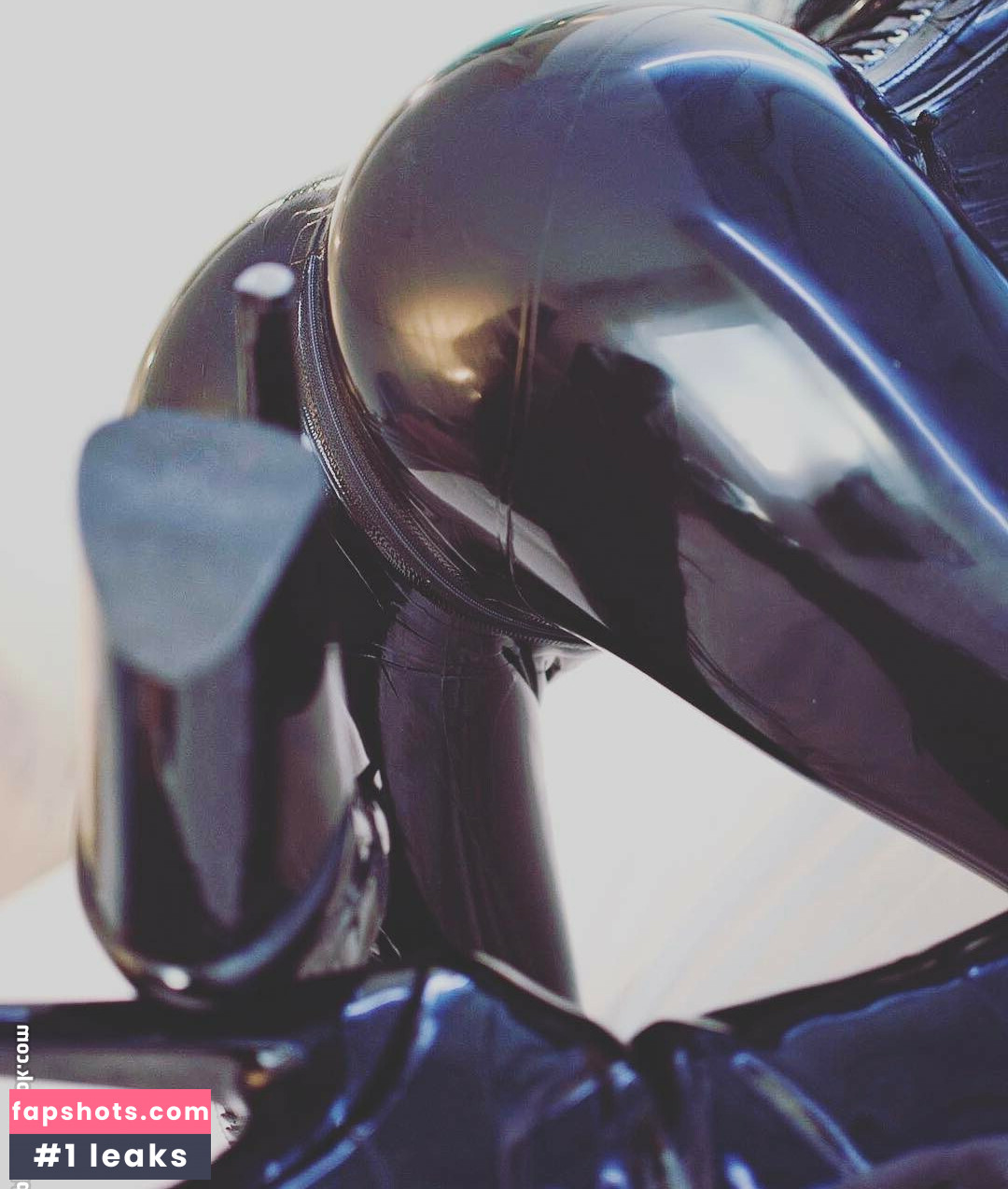 Bella Isadora nude babe gallery