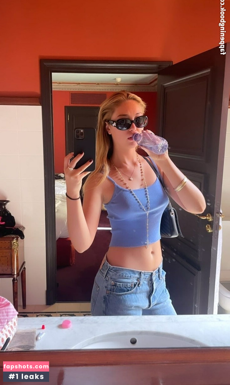 Bella Podaras gallery photo #18