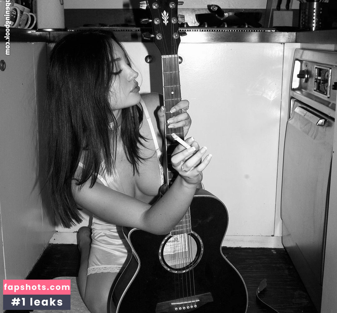 Bella Podaras gallery photo #3