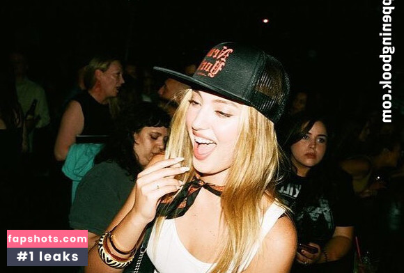 Bella Podaras gallery photo #7