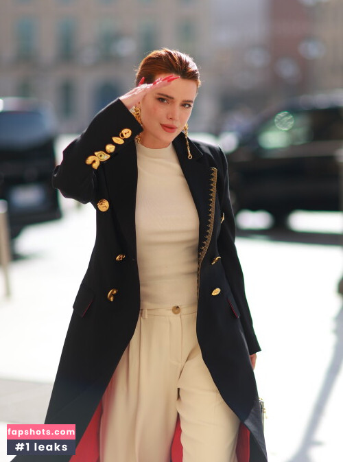 Bella Thorne gallery photo #1900