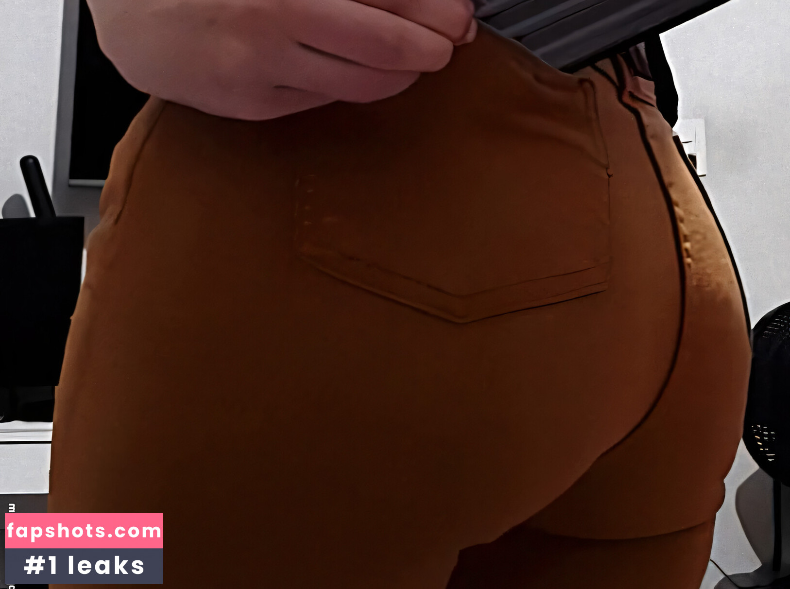 BellaPlays gallery photo #7