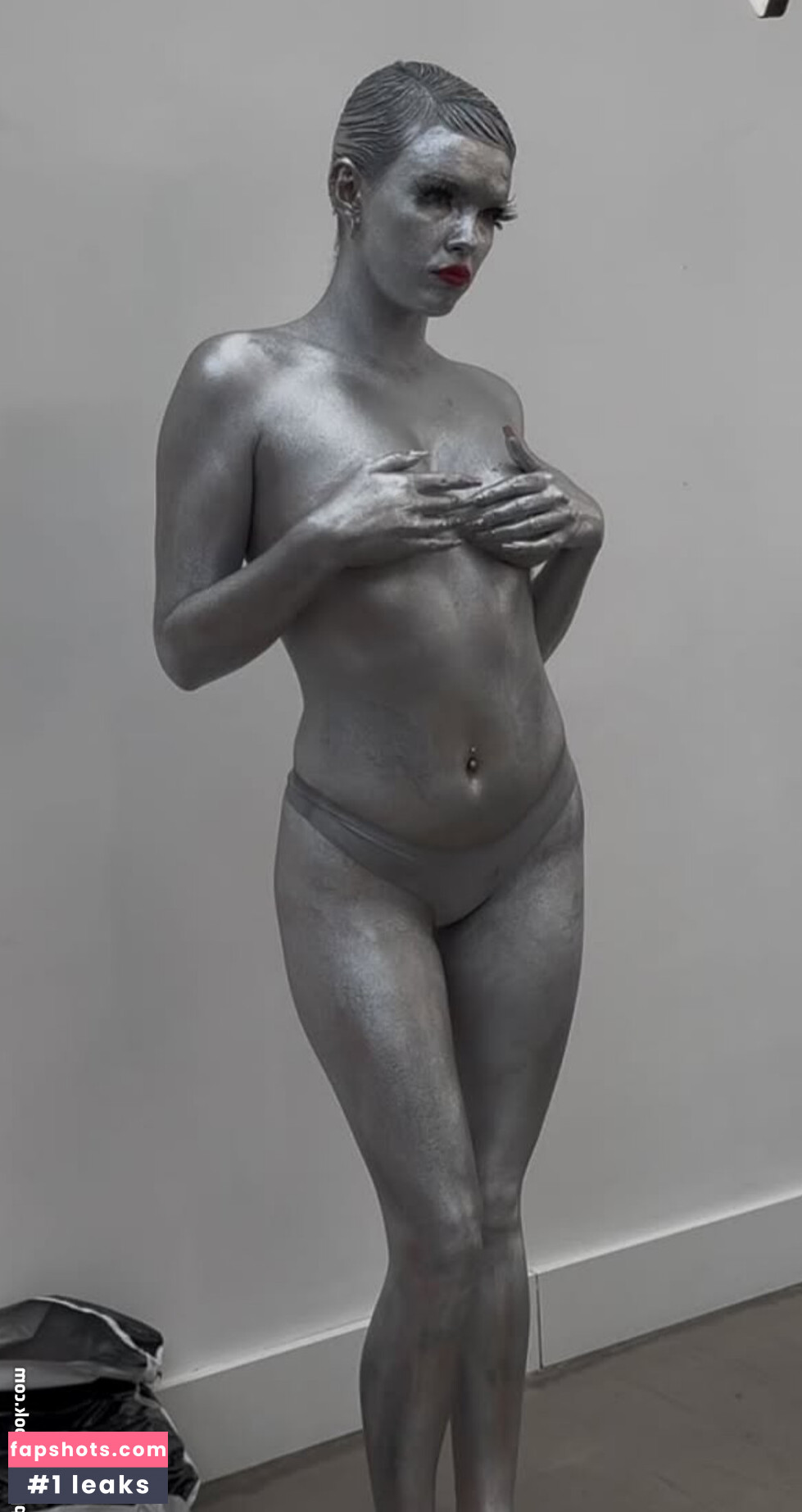 Benee gallery photo #2