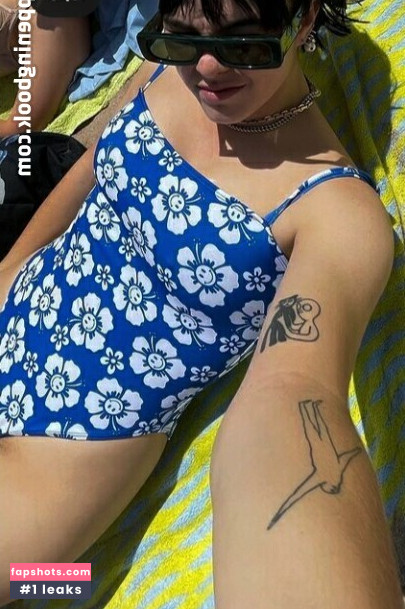 Benee gallery photo #15