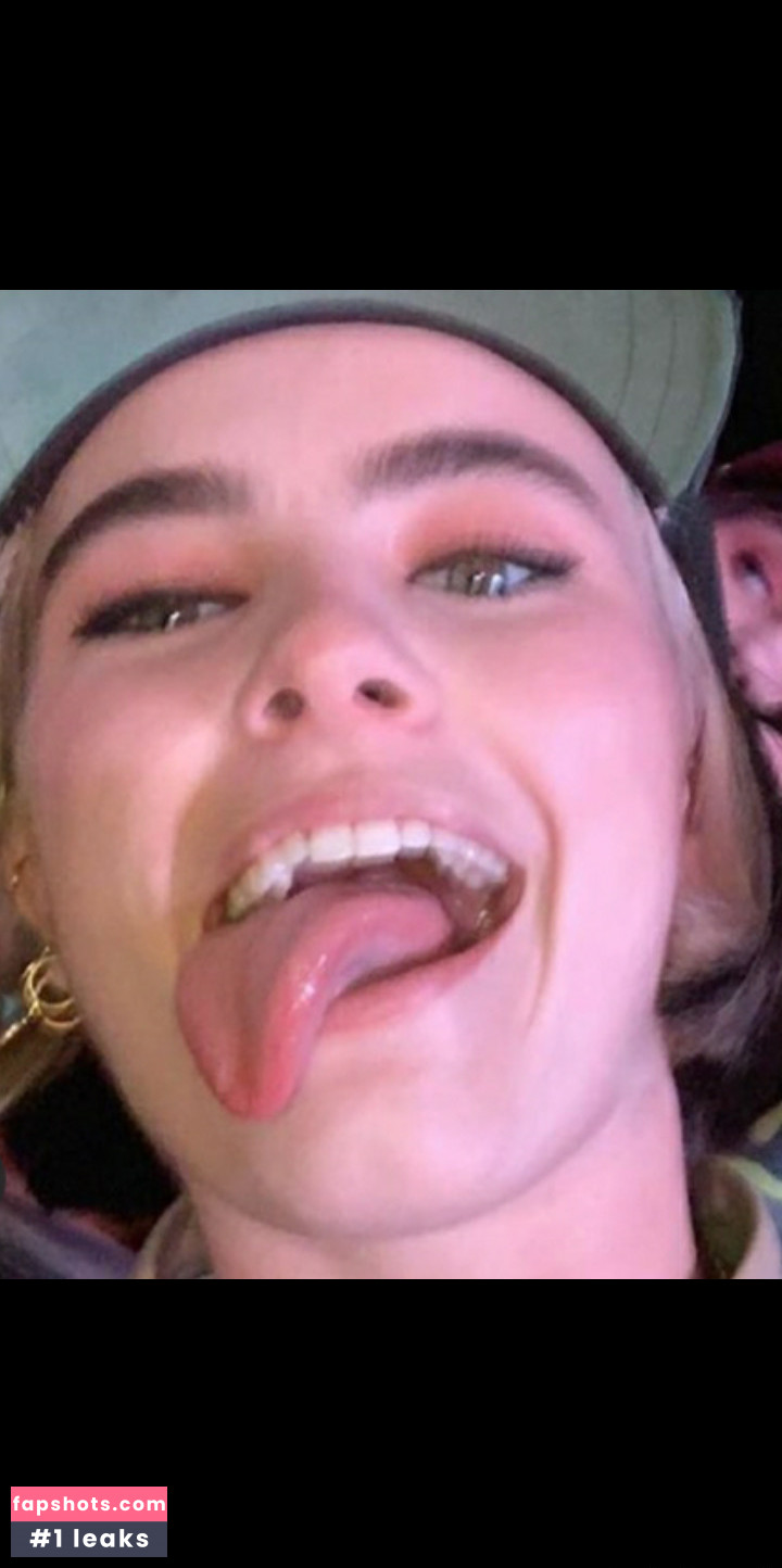 Benee gallery photo #18