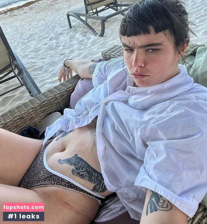 Benee gallery photo #8