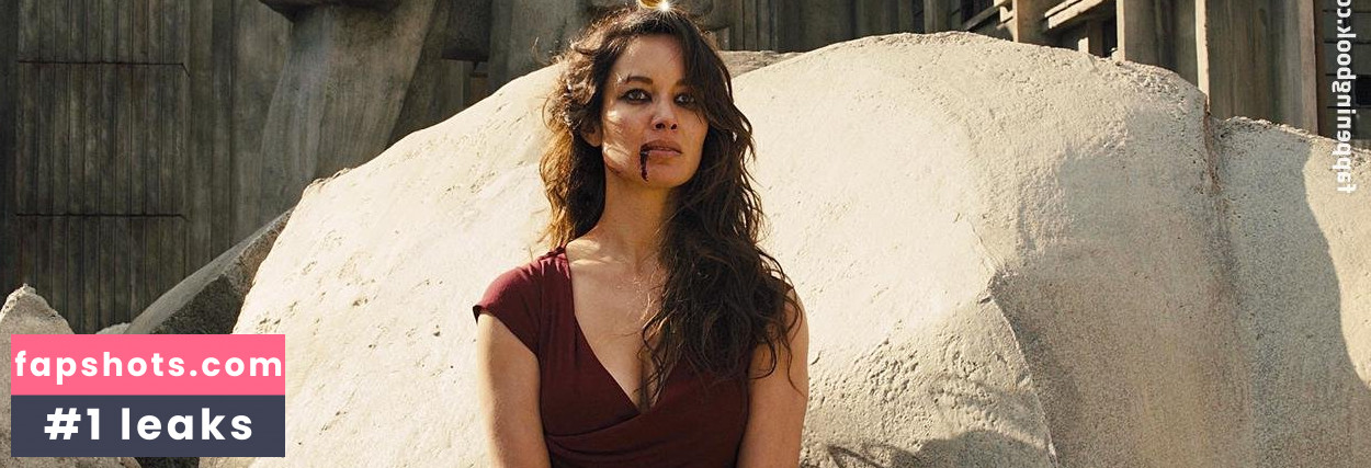 Bérénice Marlohe gallery photo #9