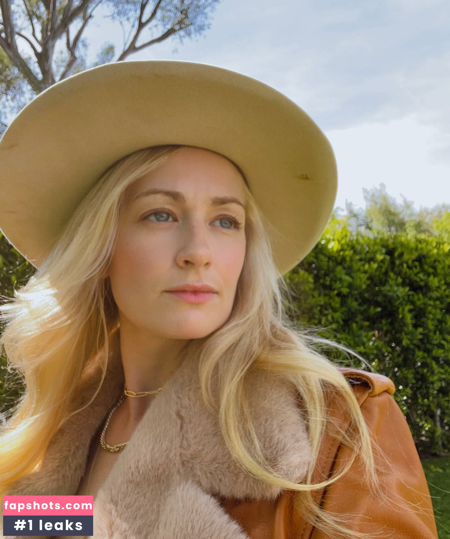 Beth Behrs gallery photo #13