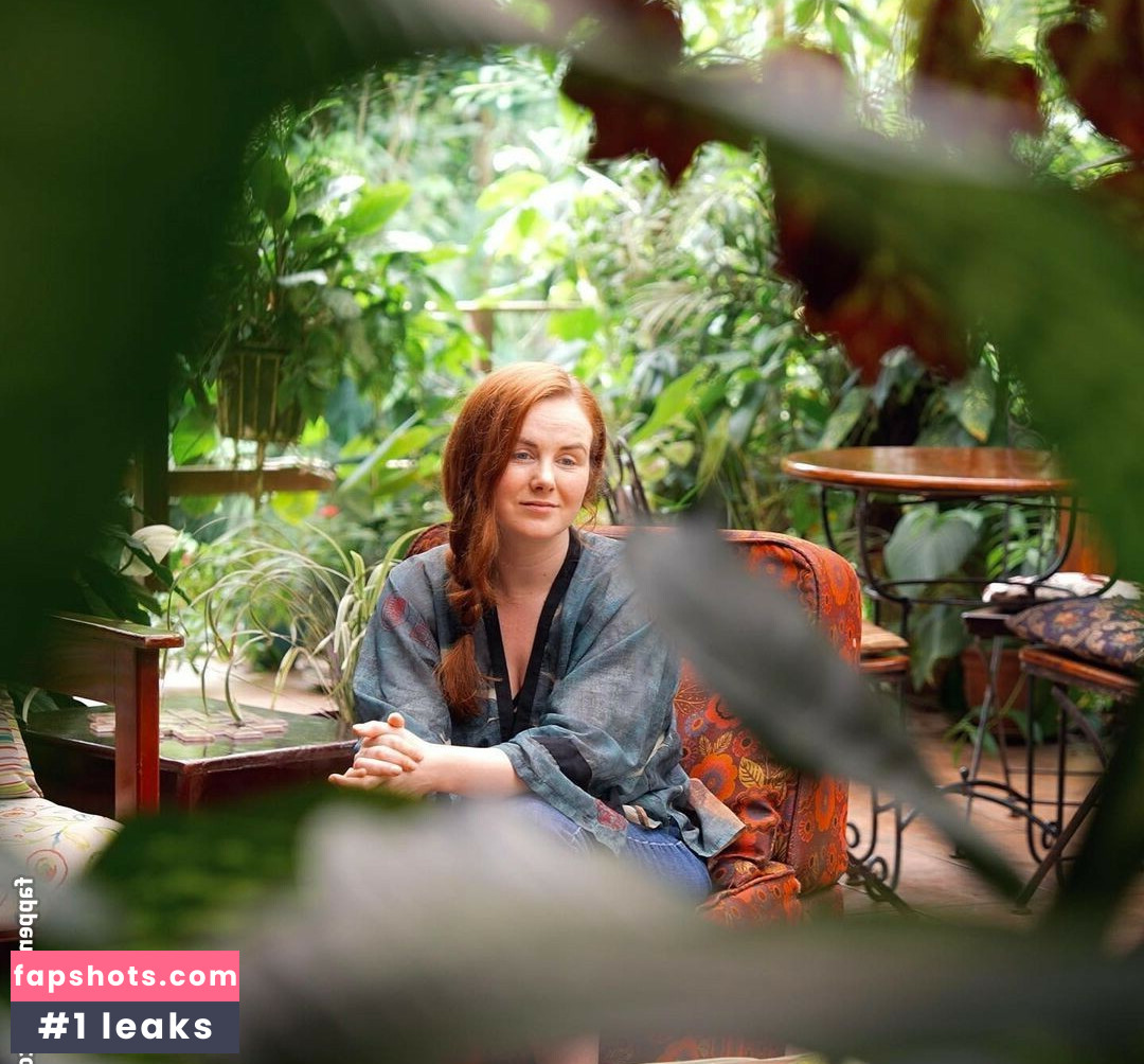 Beth Roars gallery photo #2