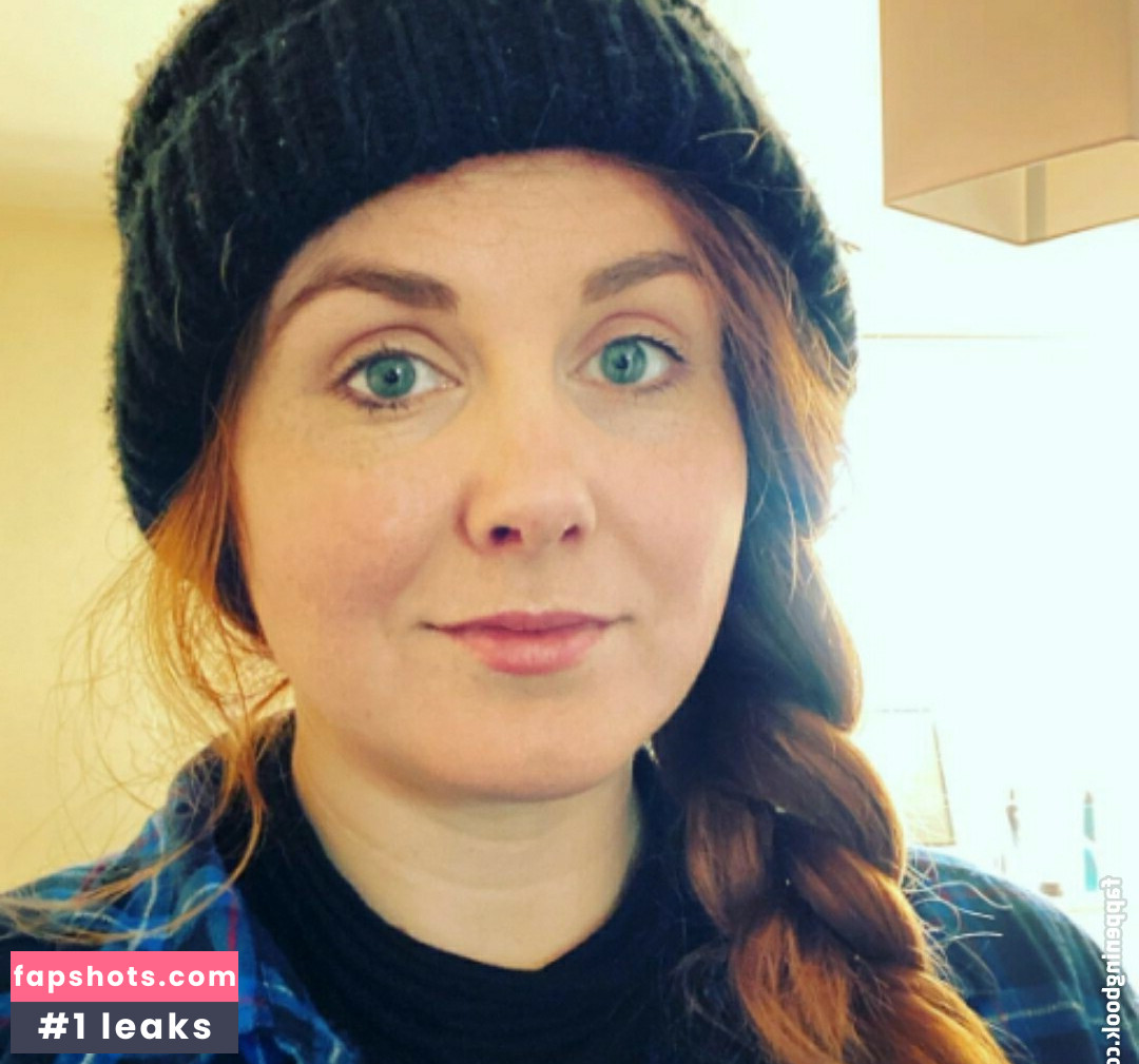 Beth Roars gallery photo #13