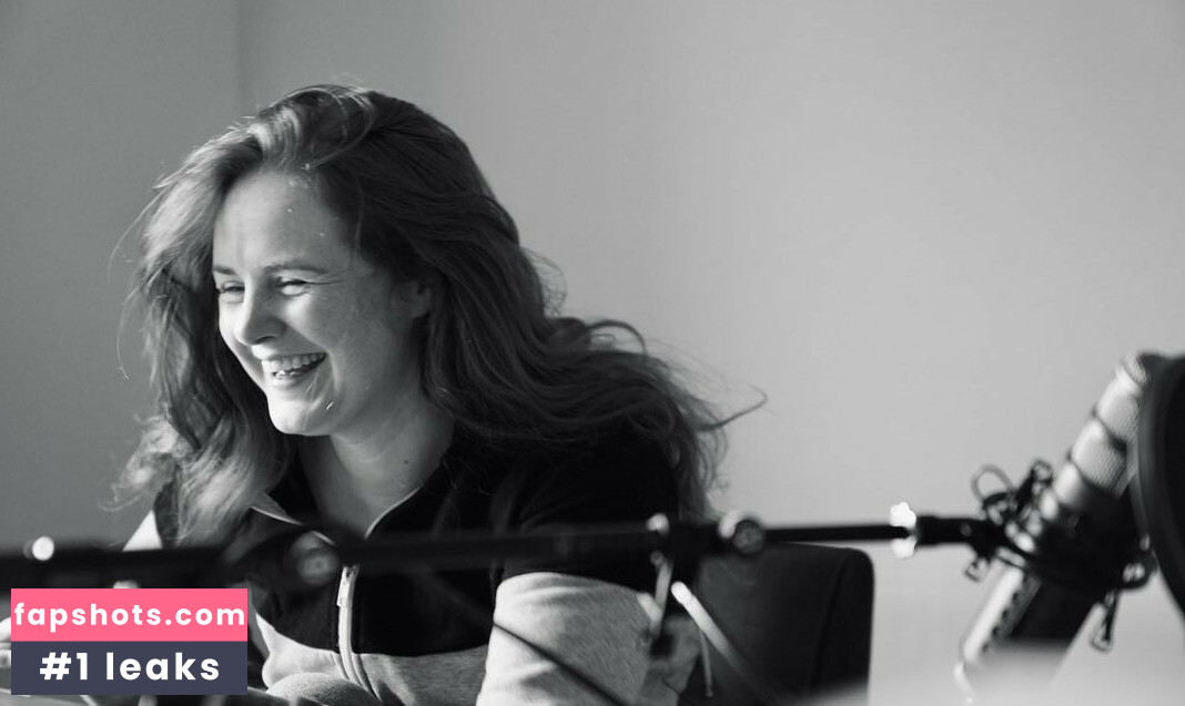 Beth Roars gallery photo #19