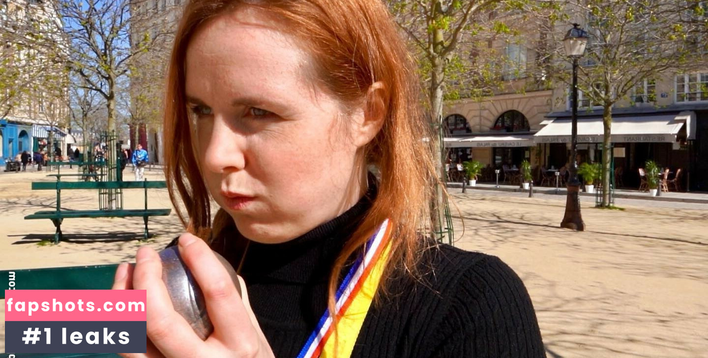 Beth Roars gallery photo #20