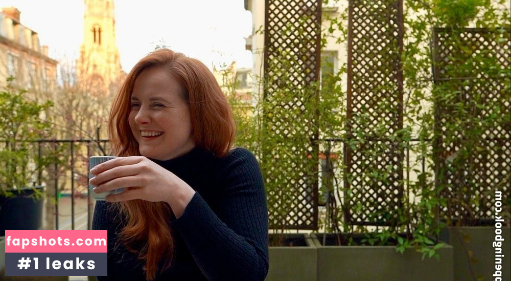 Beth Roars gallery photo #24