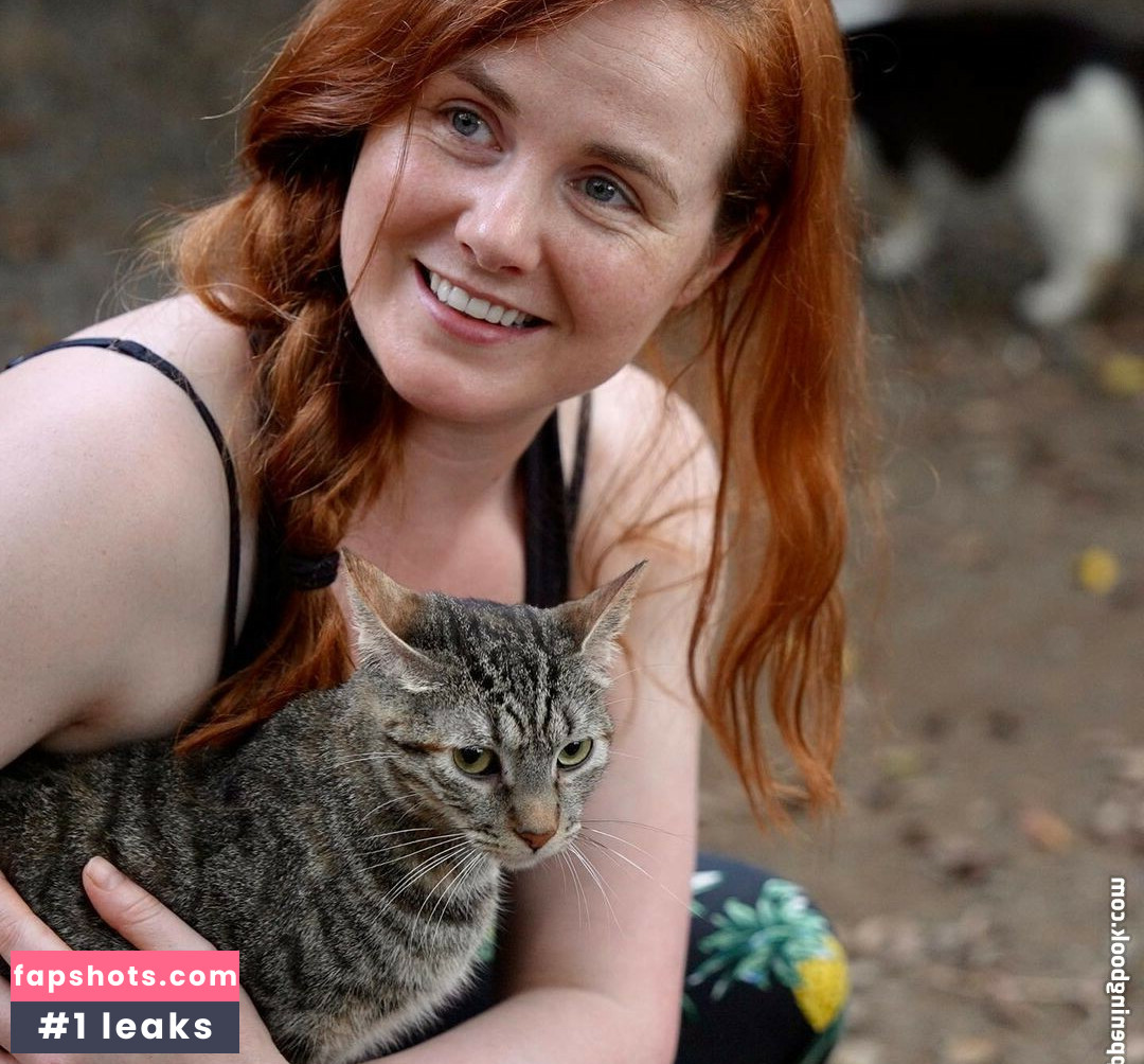 Beth Roars gallery photo #4