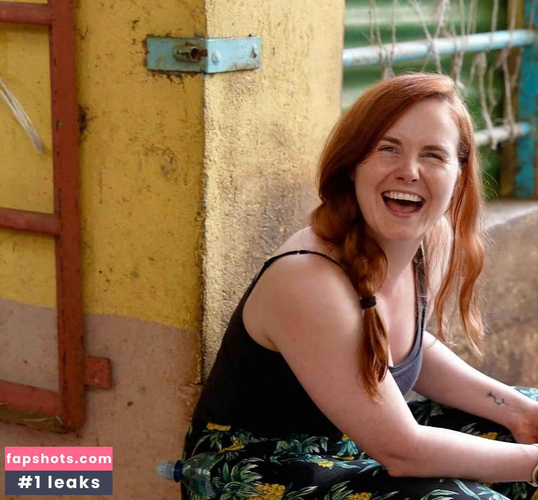 Beth Roars gallery photo #5