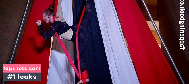 Beth Roars gallery photo #10