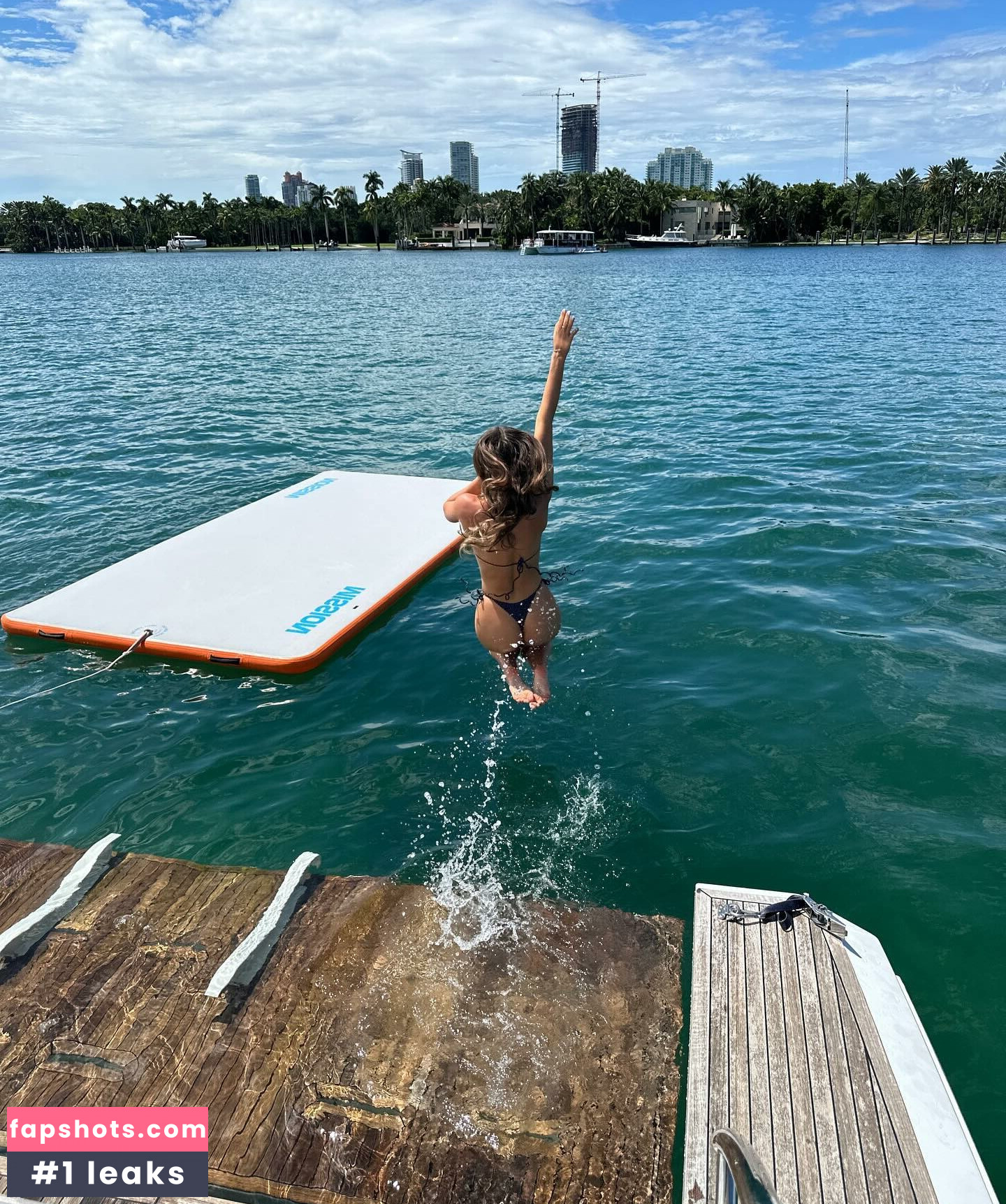 Betsy Alvarez gallery photo #26