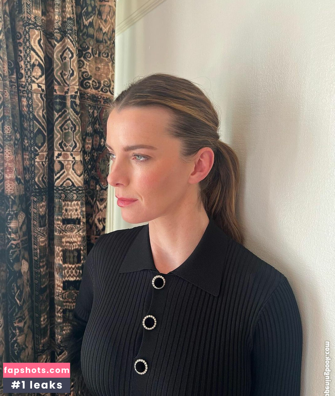 Betty Gilpin gallery photo #32