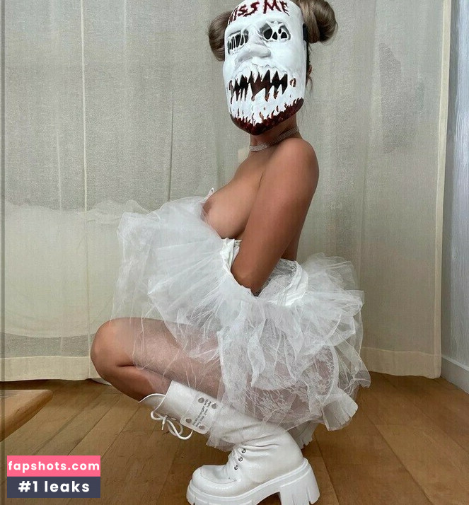 Betül Lily gallery photo #16