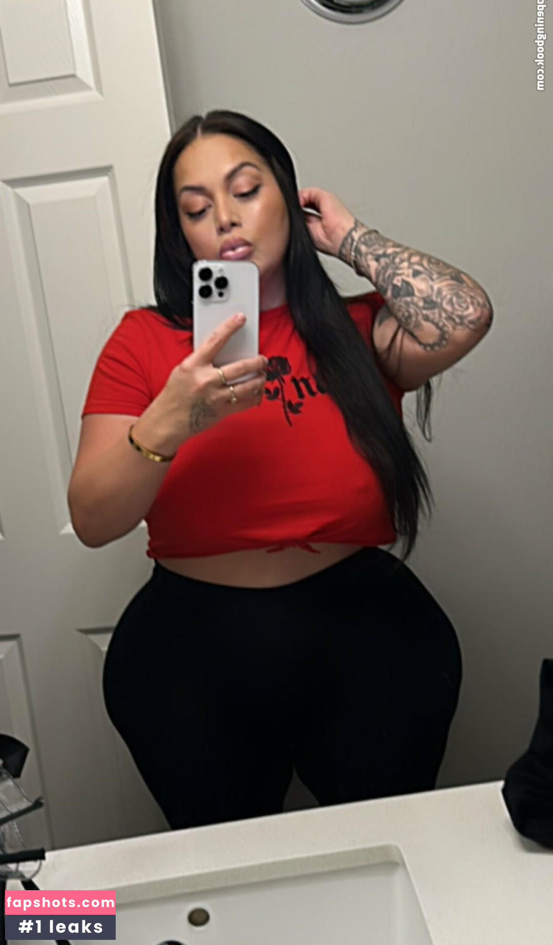 Big Booty Aly nude babe gallery