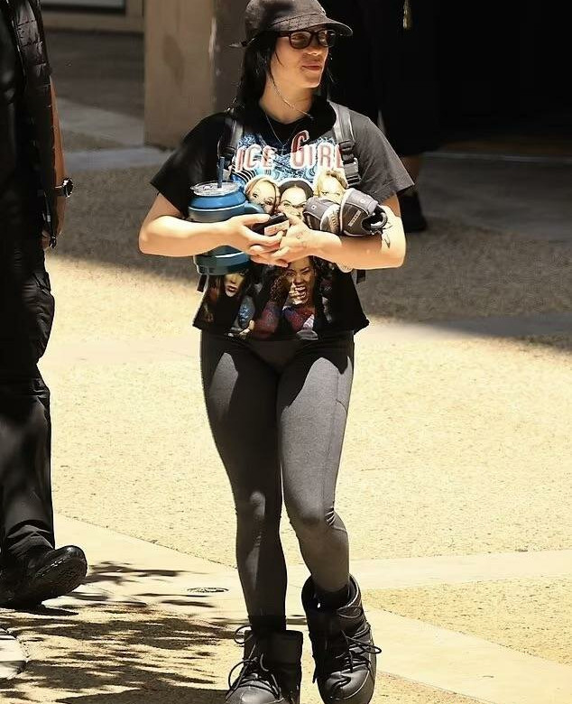 billie-eilish gallery photo #2100