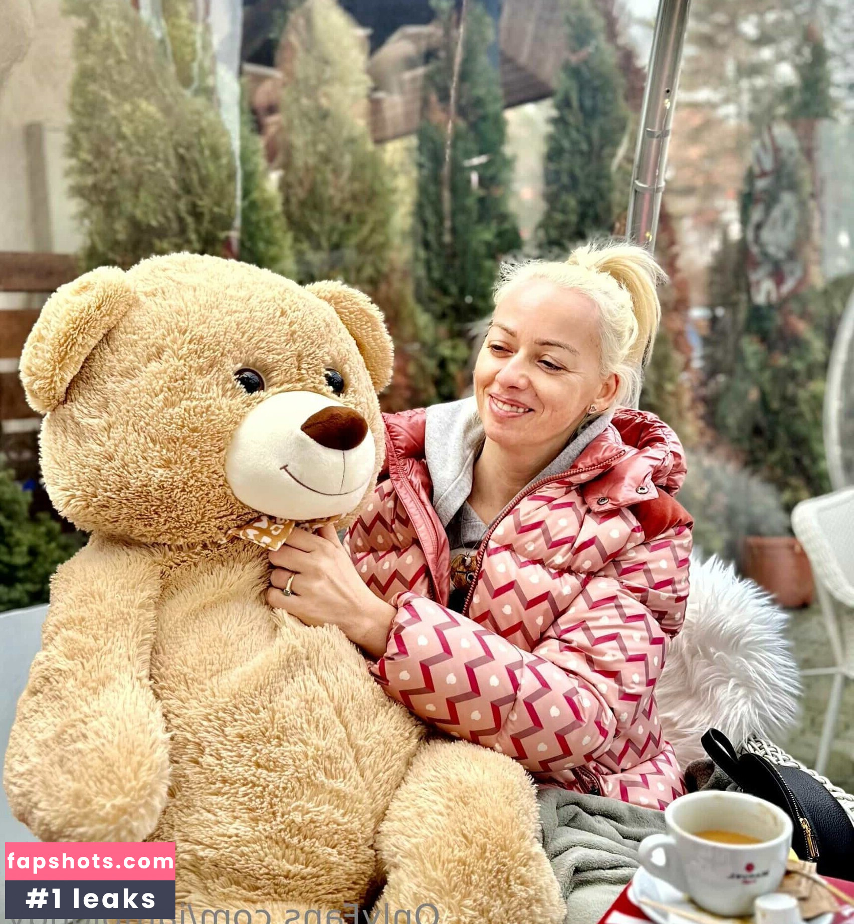 Blonde Temptress gallery photo #18