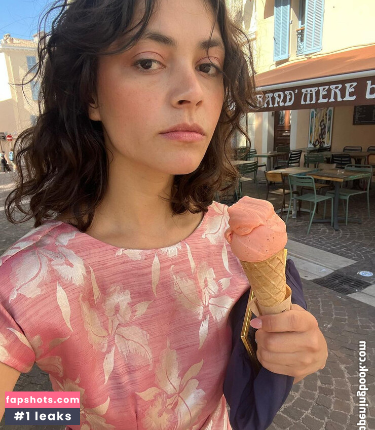 Blu Hunt gallery photo #15