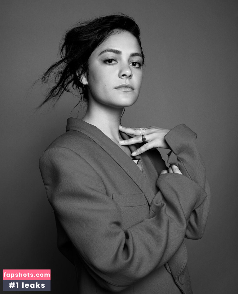 Blu Hunt gallery photo #3