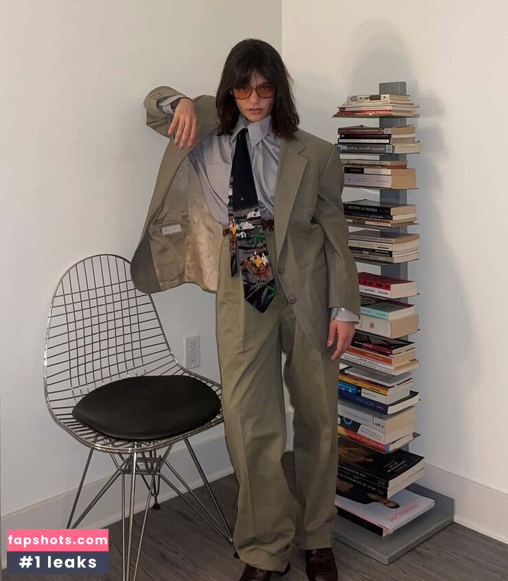 Blu Hunt gallery photo #9