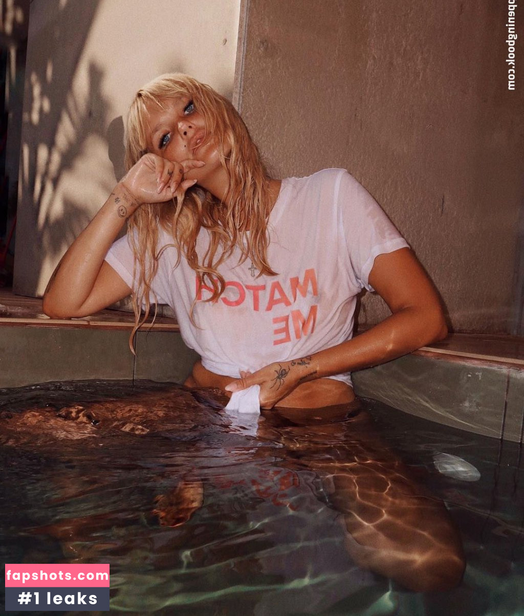 Bonnie Strange nude babe gallery