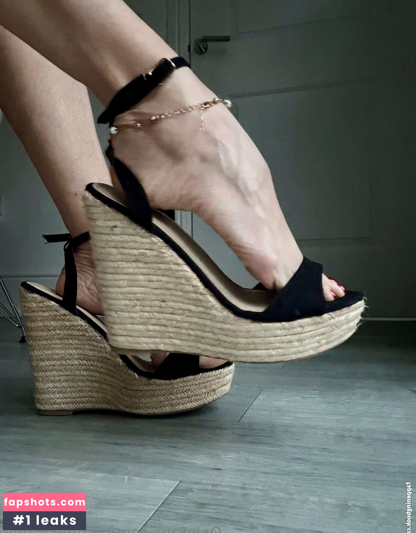 bornroyal_feet gallery photo #6