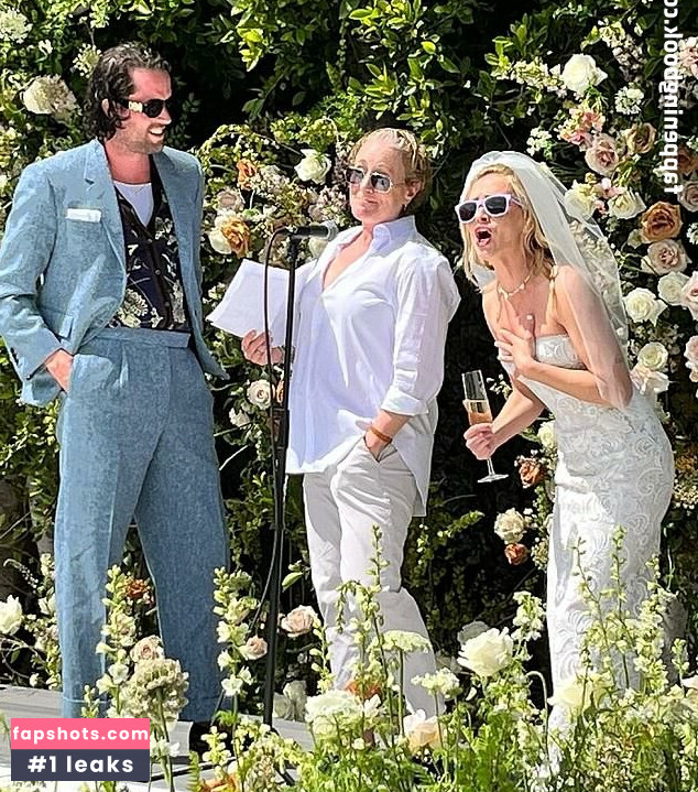 Britt Robertson gallery photo #15