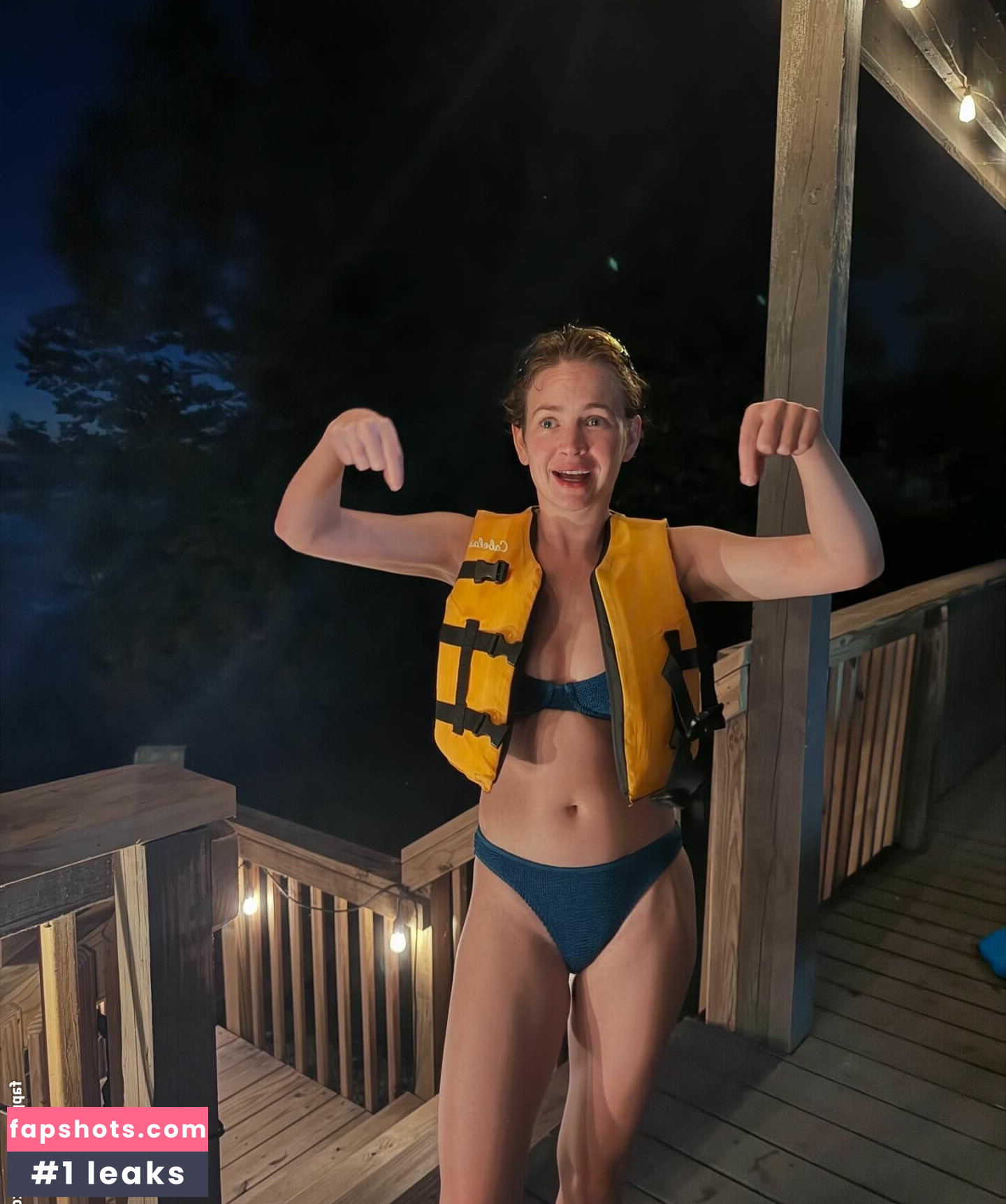 Britt Robertson gallery photo #29