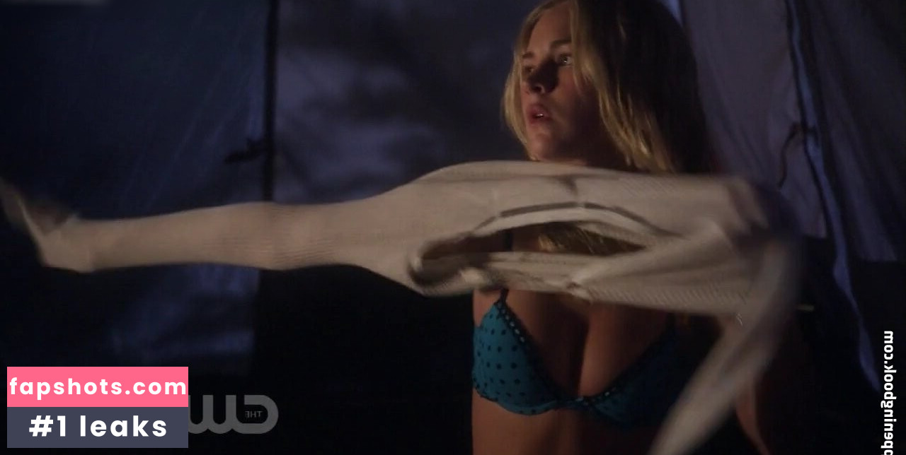 Britt Robertson gallery photo #32