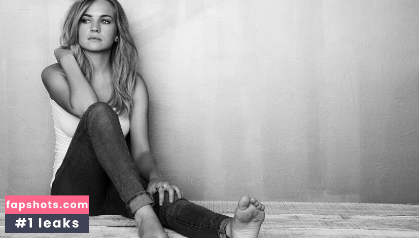 Britt Robertson gallery photo #37