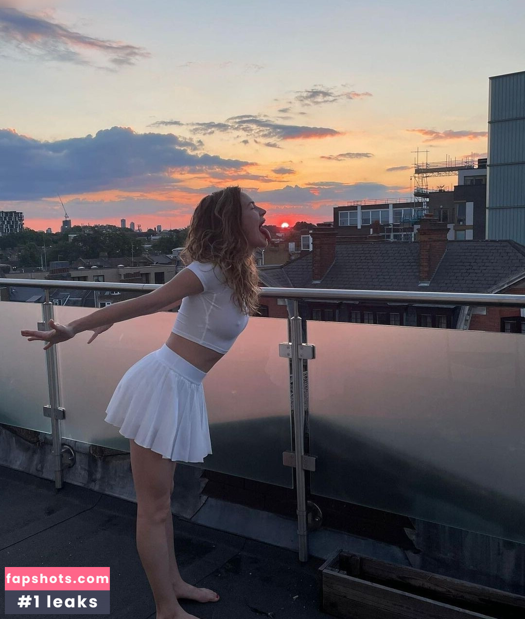 Britt Robertson gallery photo #45