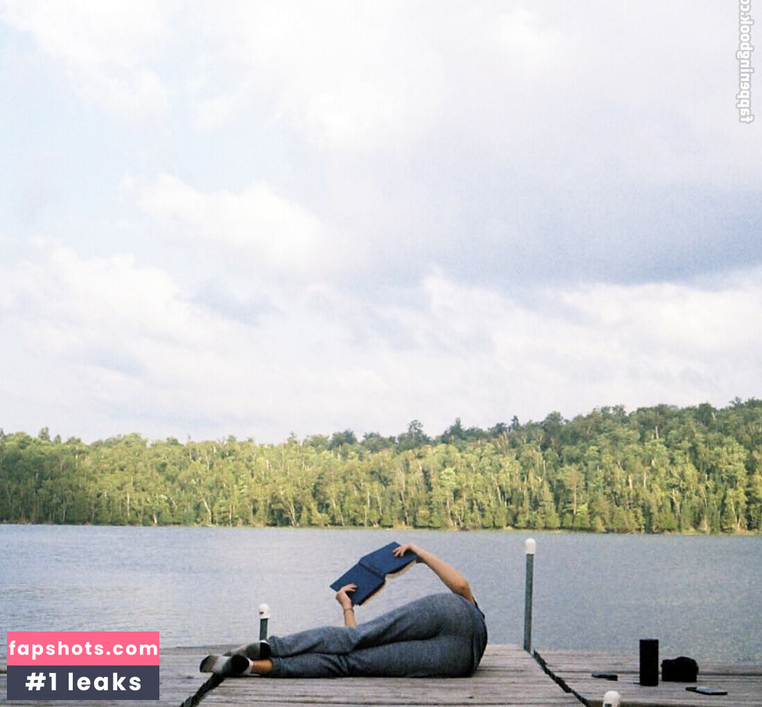 Britt Robertson gallery photo #48