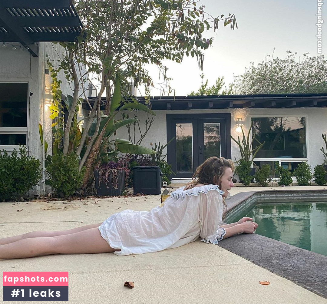 Britt Robertson gallery photo #52