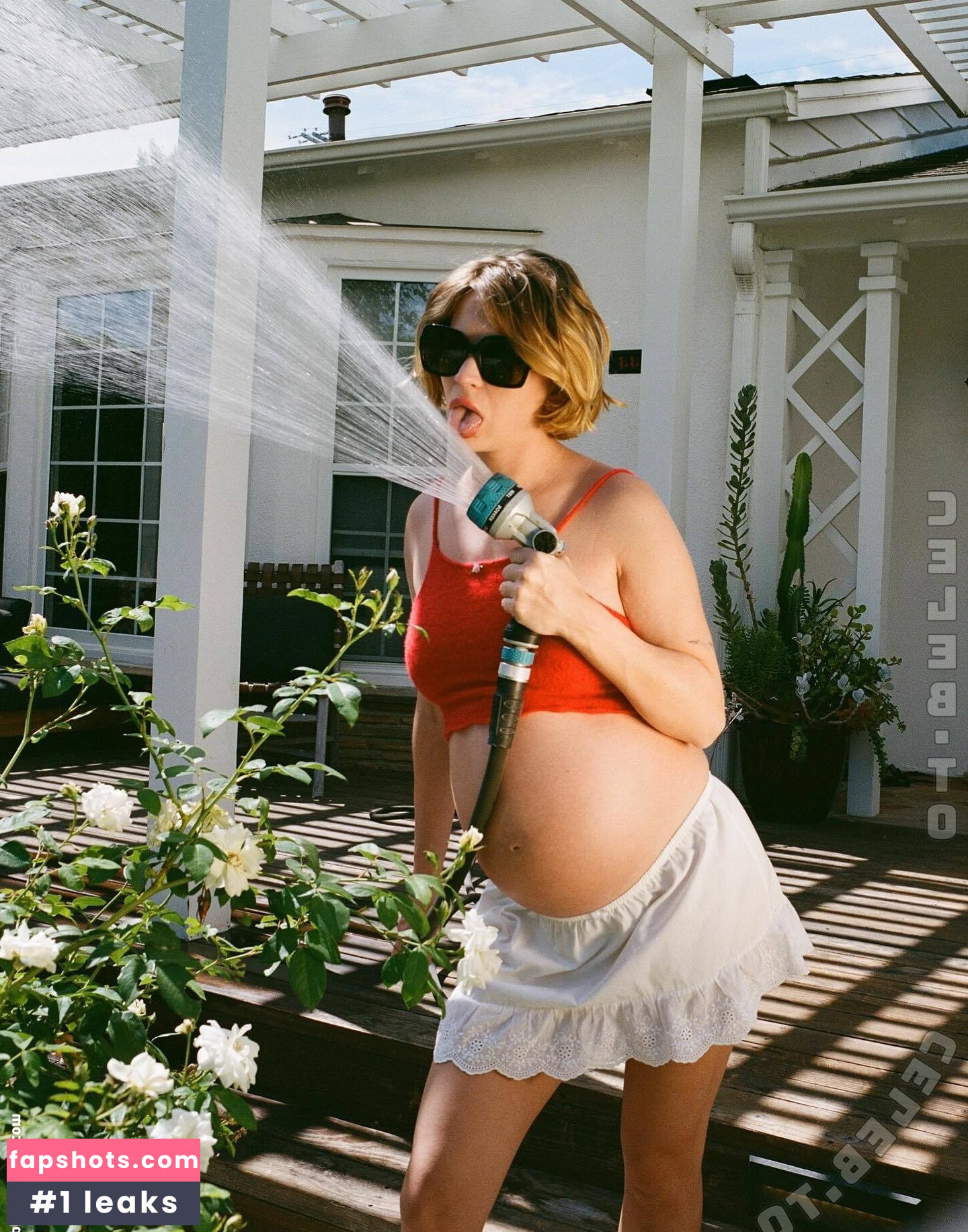 Britt Robertson gallery photo #8