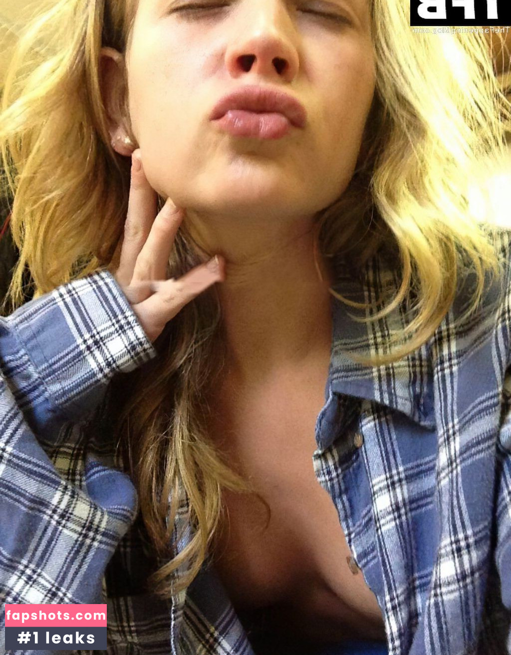 Britt Robertson gallery photo #94