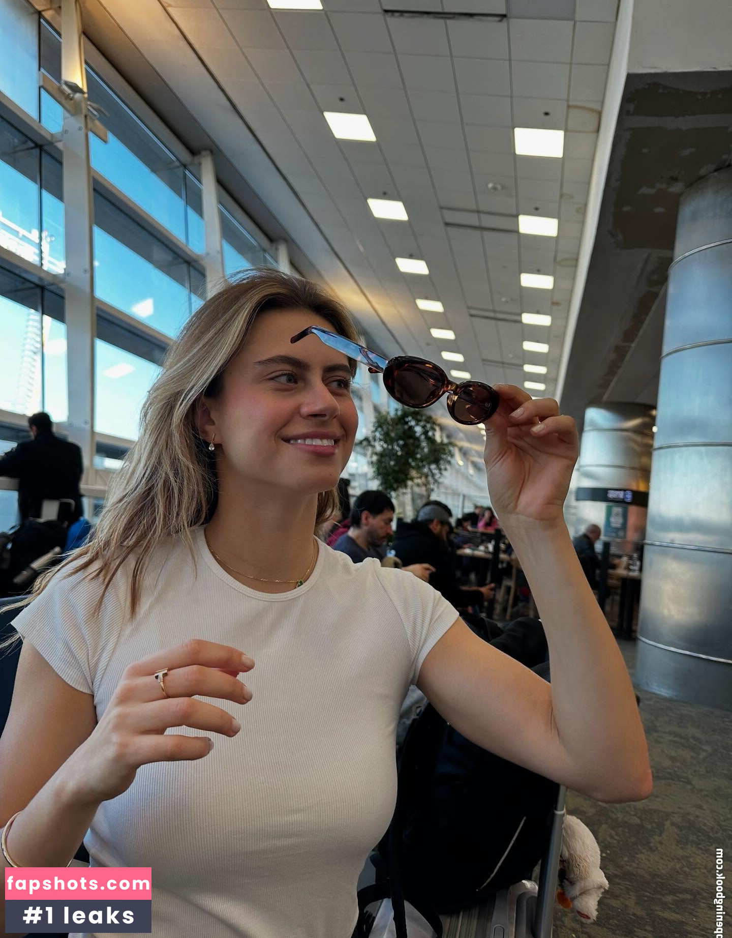 Bruna Takahashi gallery photo #2